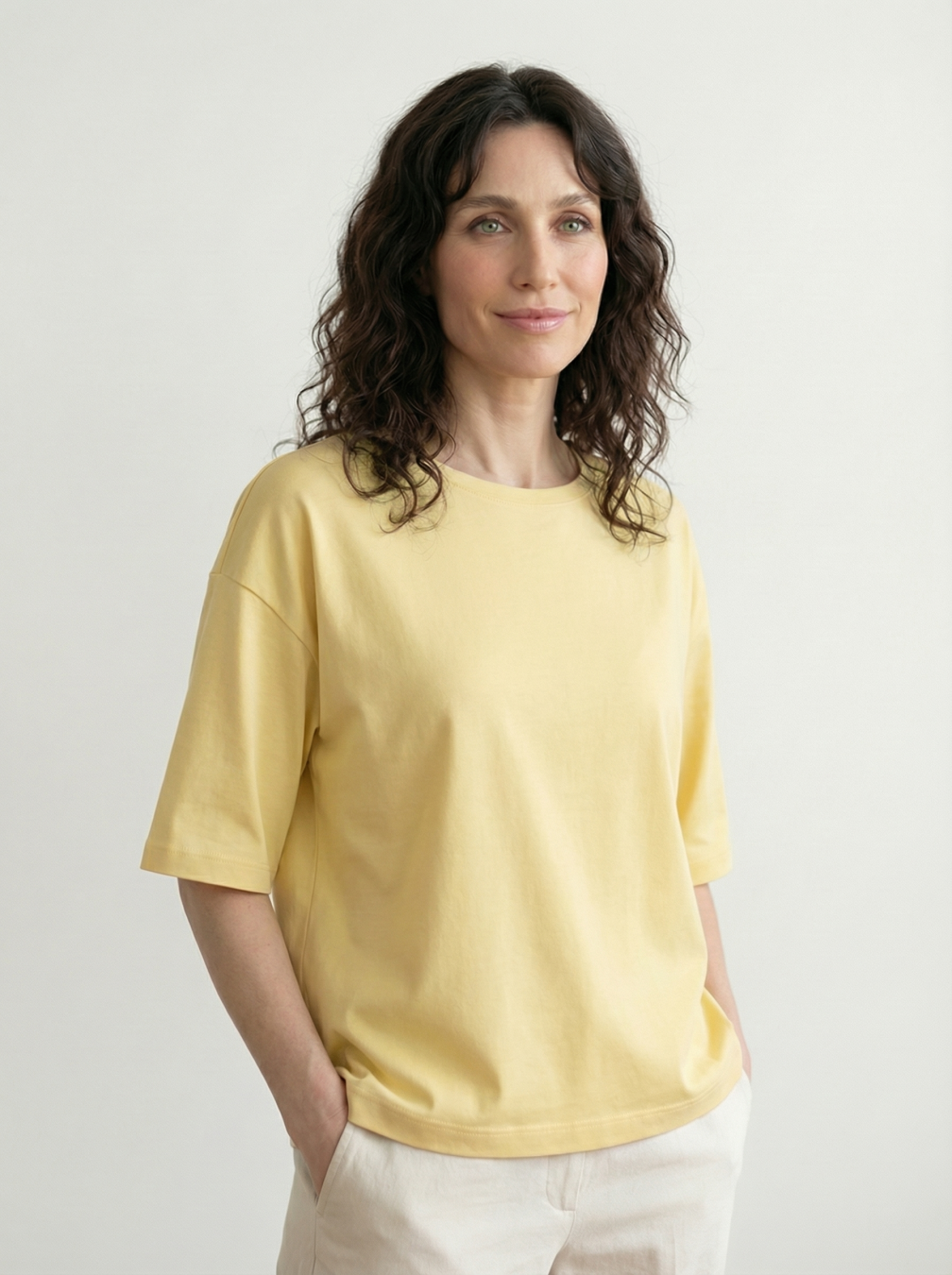 żółta bluzka damska Basic Soft z miękkiej bawełny z elastanem, o luźnym fasonie i krótkim rękawie.
