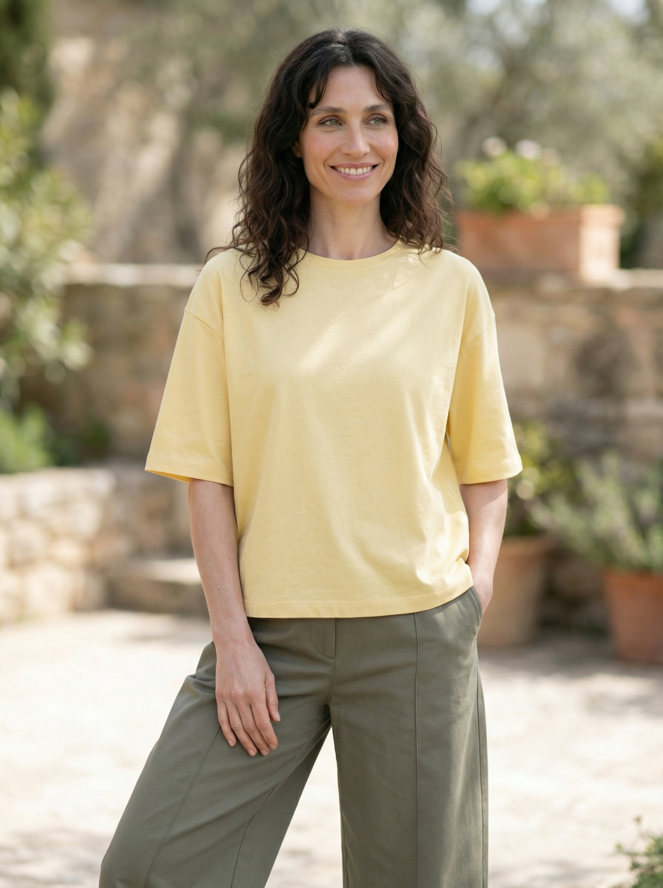 żółta bluzka damska Basic Soft z miękkiej bawełny z elastanem, o luźnym fasonie i krótkim rękawie.