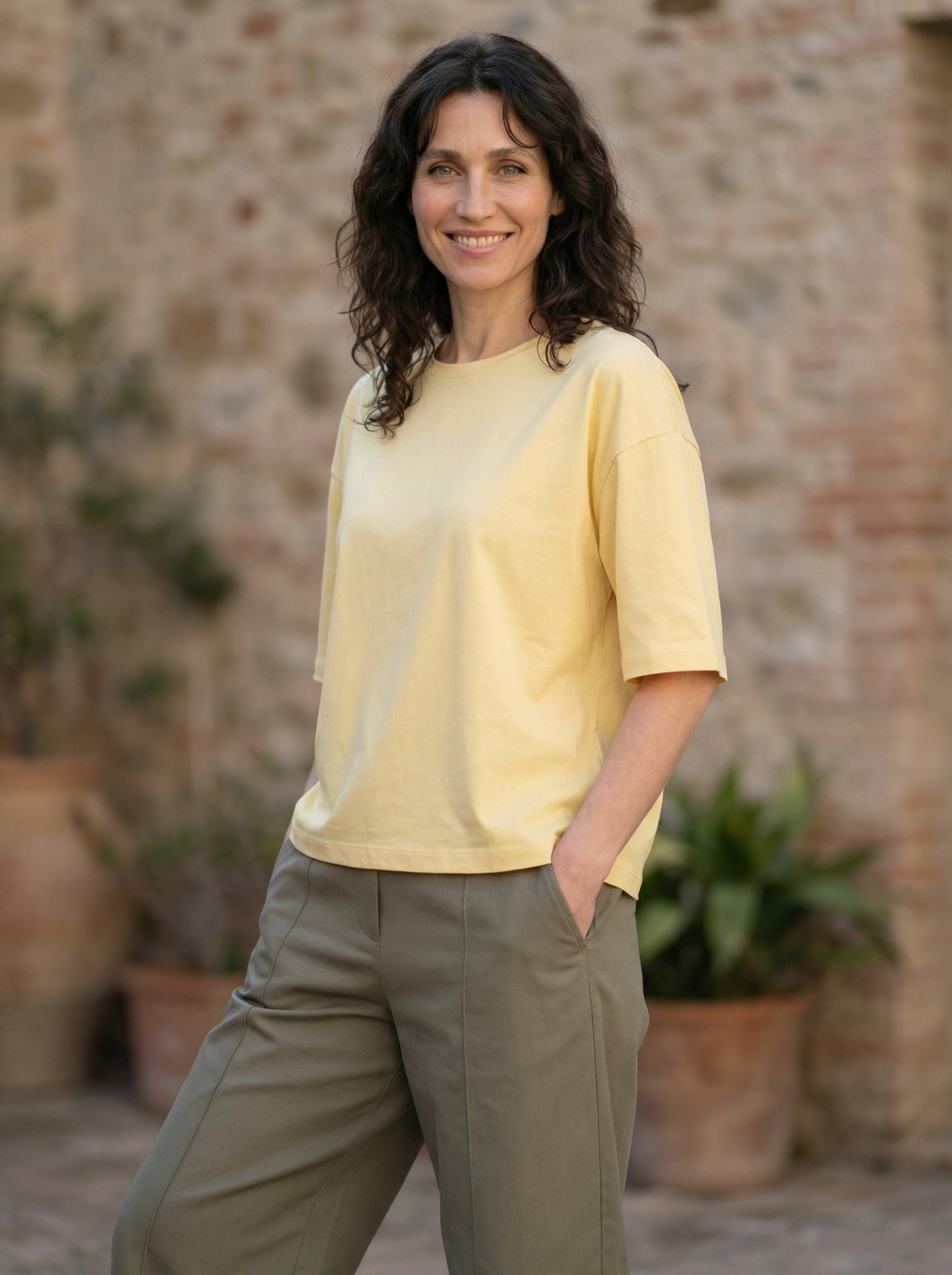 żółta bluzka damska Basic Soft z miękkiej bawełny z elastanem, o luźnym fasonie i krótkim rękawie.