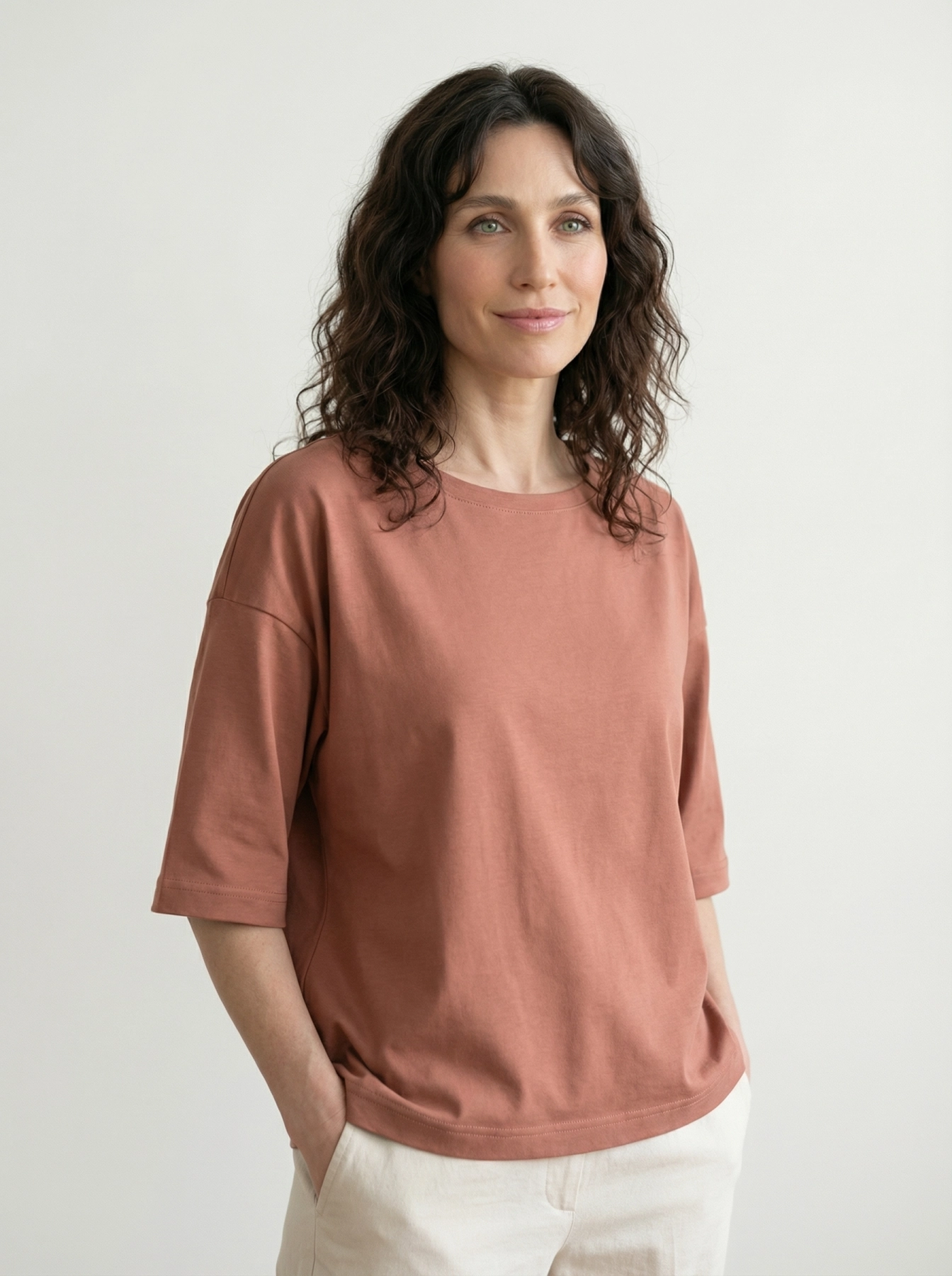 Luźna bluzka damska Basic Soft z bawełny z elastanem, o prostym fasonie i krótkim rękawie, dostępna w kolorach: biały, żółty, czarny, terracotta i miętowy.