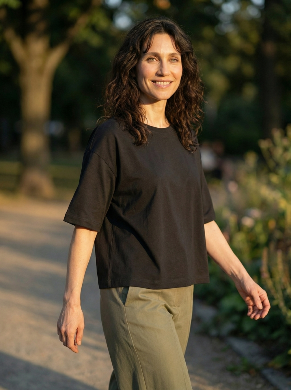 bluzka damska Basic Soft z miękkiej bawełny z elastanem, o luźnym fasonie i krótkim rękawie.