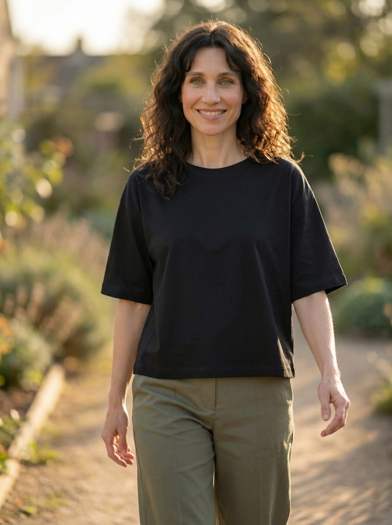 bluzka damska Basic Soft z miękkiej bawełny z elastanem, o luźnym fasonie i krótkim rękawie.