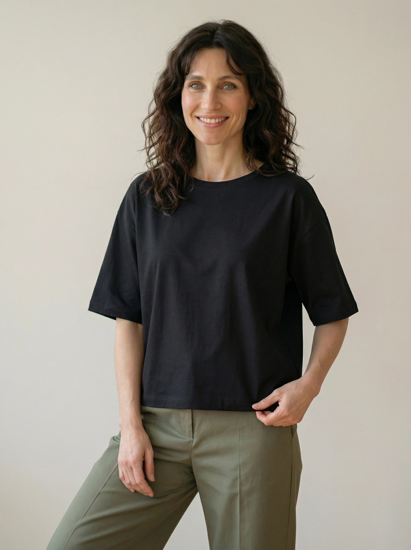 bluzka damska Basic Soft z miękkiej bawełny z elastanem, o luźnym fasonie i krótkim rękawie.