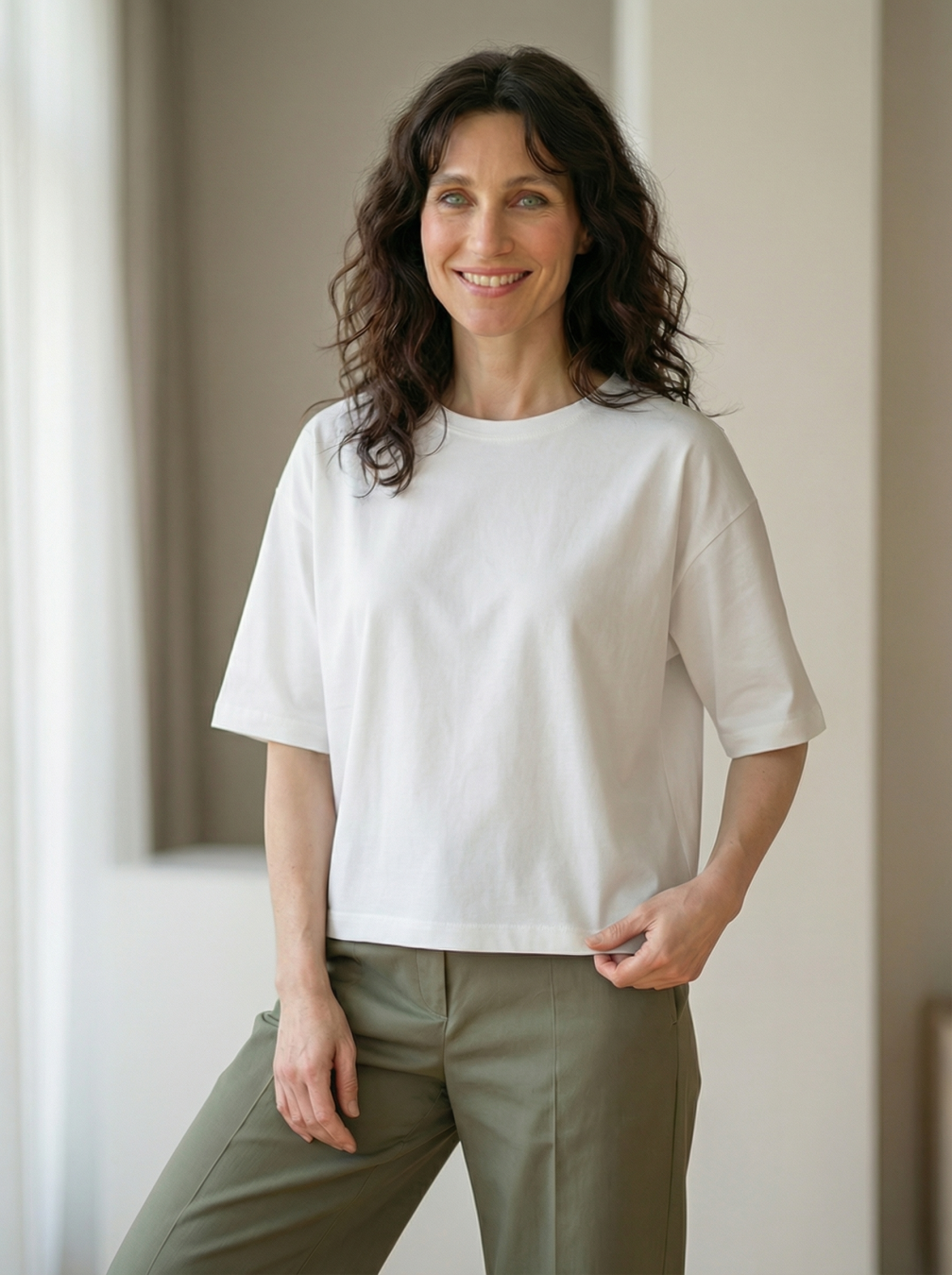 bluzka damska Basic Soft z miękkiej bawełny z elastanem, o luźnym fasonie i krótkim rękawie.