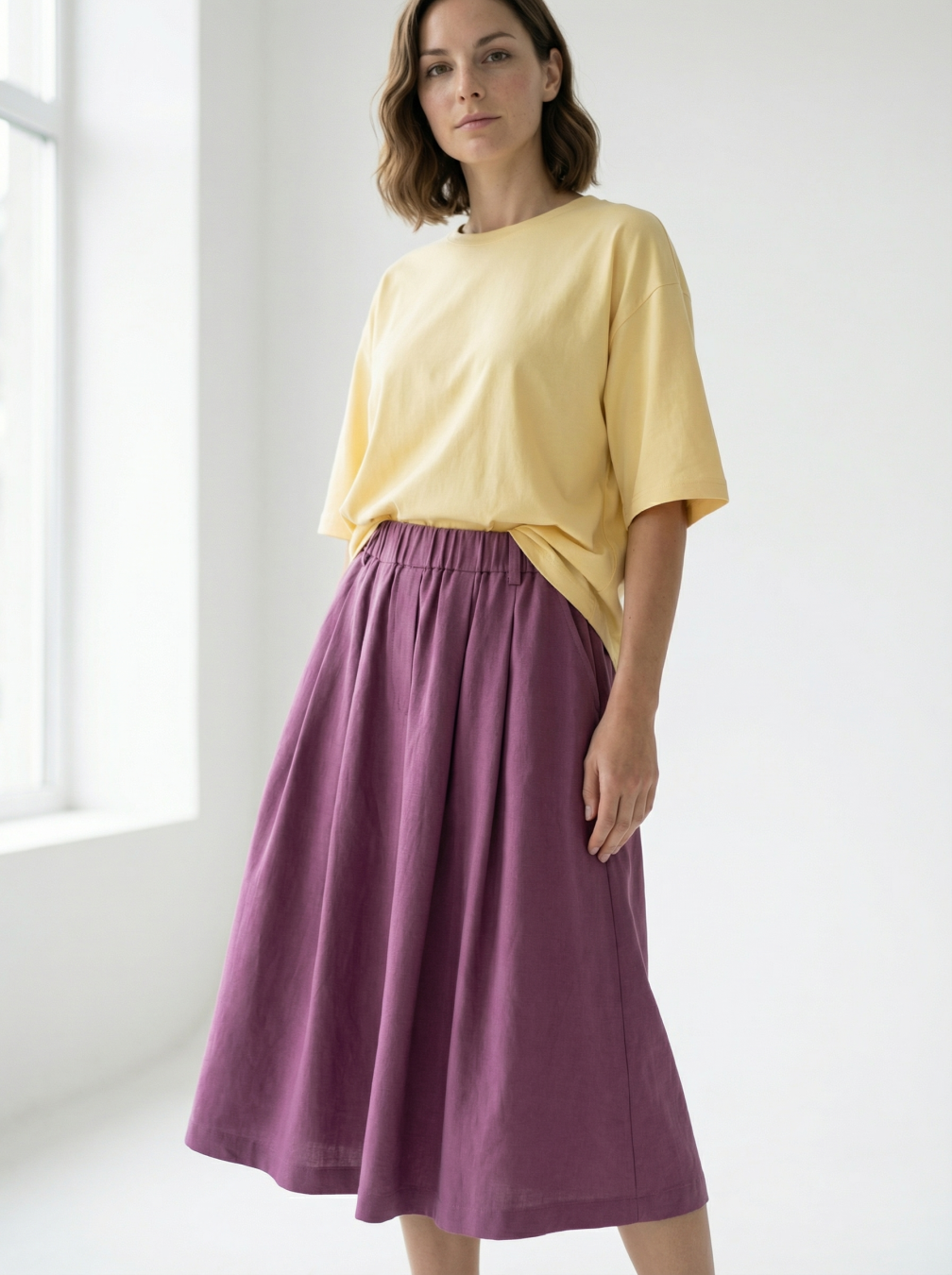 spódnica midi z zakładkami z przodu na gumie, len z wiskozą, kolor malinowy, minimalistyczny fason