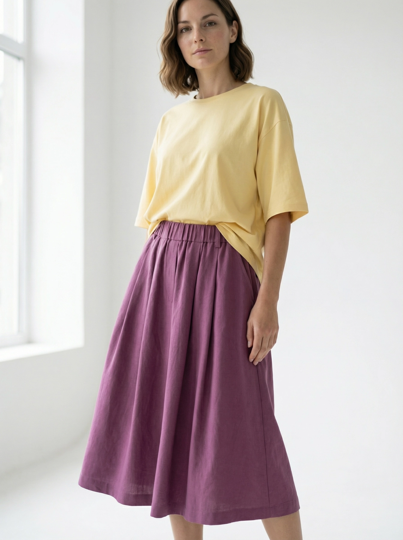 spódnica midi z zakładkami z przodu na gumie, len z wiskozą, kolor malinowy, minimalistyczny fason