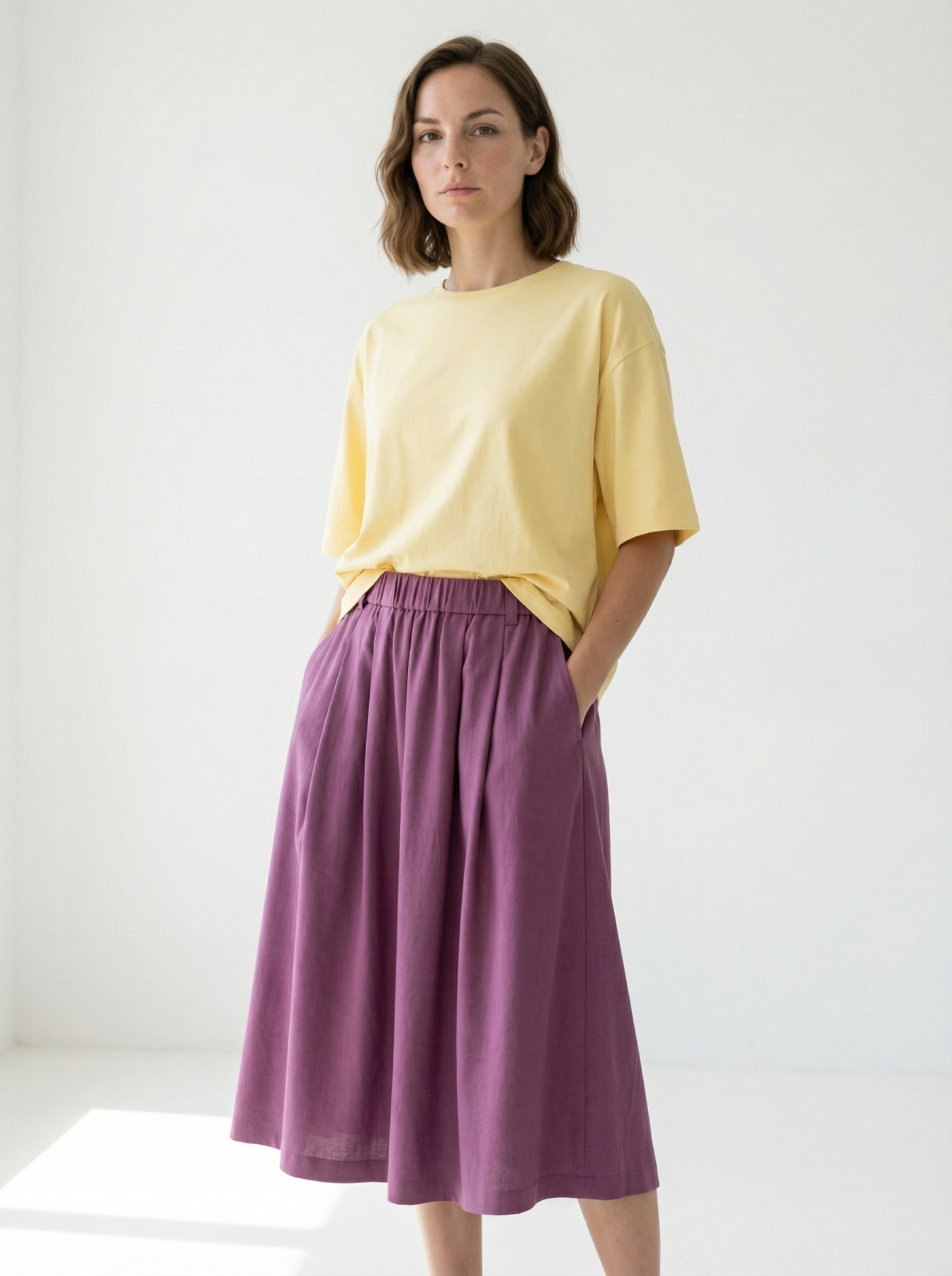 spódnica midi z zakładkami z przodu na gumie, len z wiskozą, kolor malinowy, minimalistyczny fason