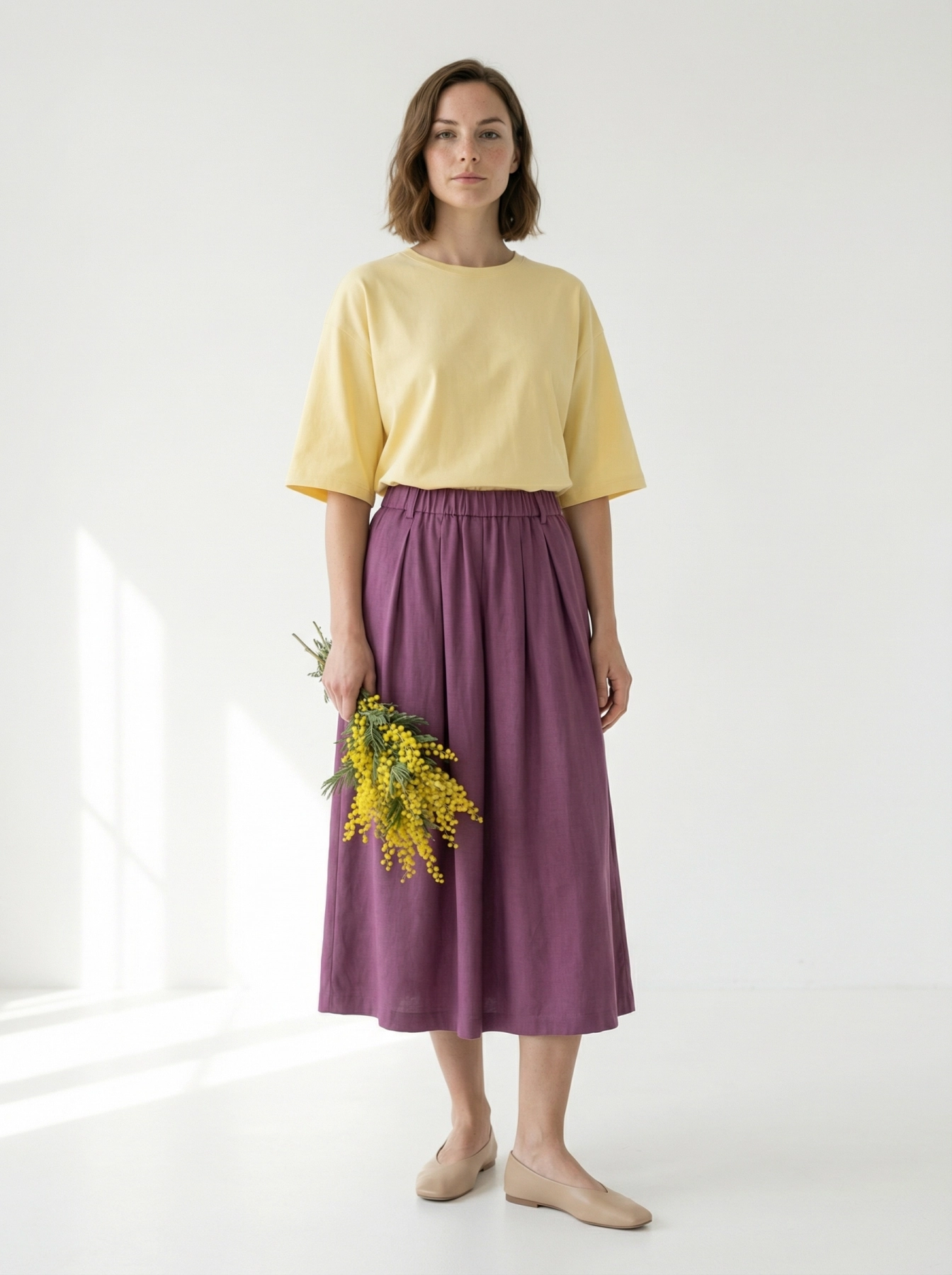 spódnica midi z zakładkami z przodu na gumie, len z wiskozą, kolor malinowy, minimalistyczny fason