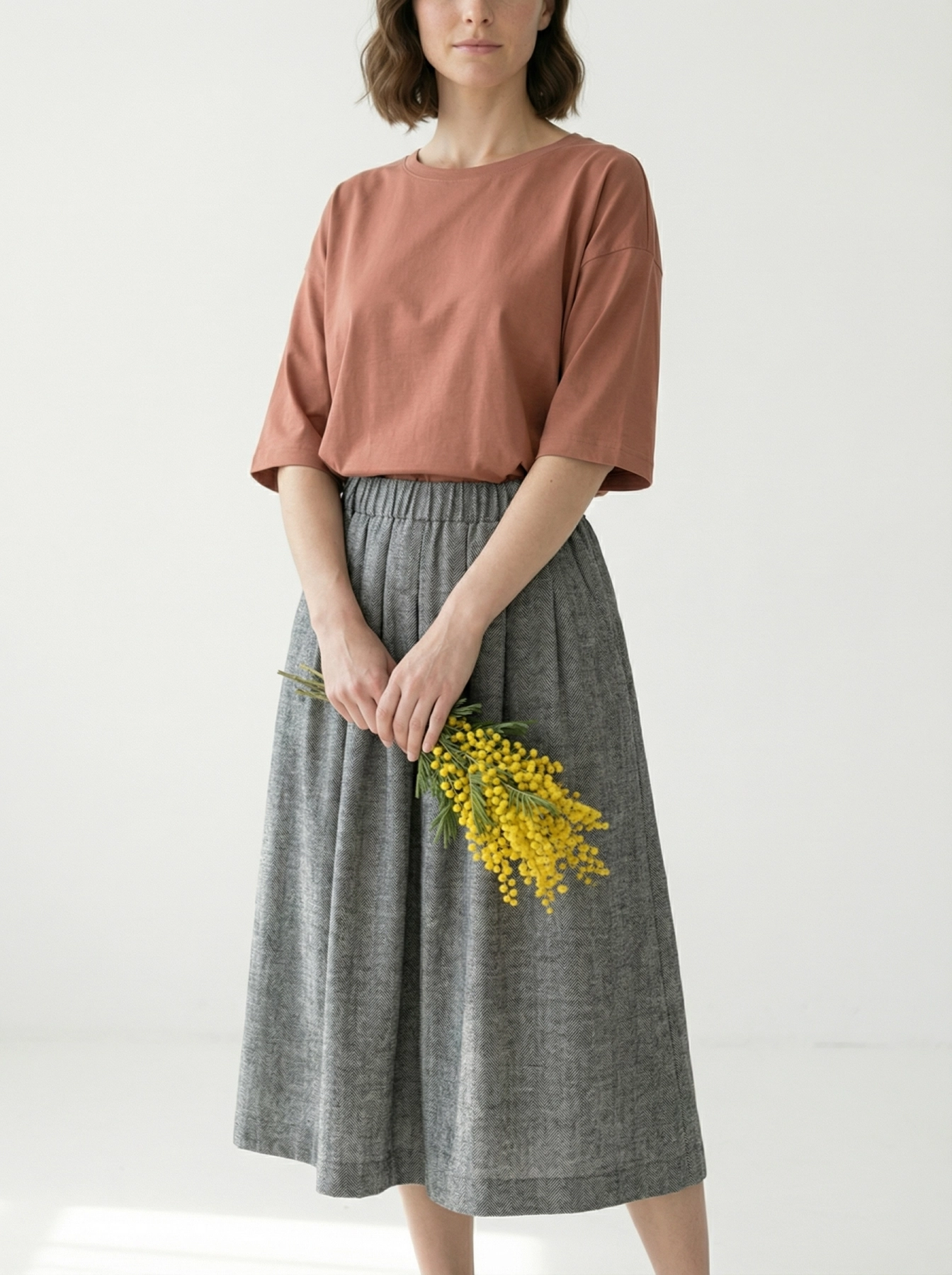 Spódnica Francesca midi z lnu i bawełny, elastyczny pas i miękkie zakładki Pracownia FIO