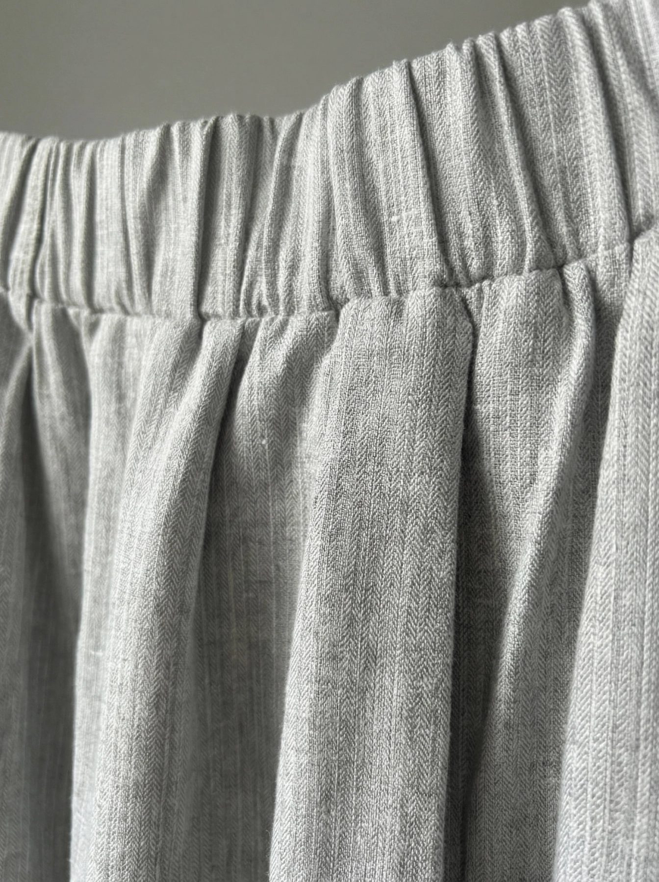 spódnica midi z zakładkami z przodu na gumie, len z wiskozą, minimalistyczny fason