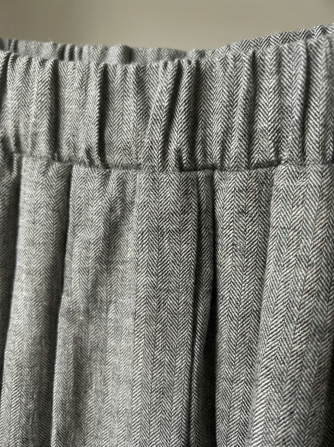 Spódnica Francesca midi z lnu i bawełny, elastyczny pas i miękkie zakładki Pracownia FIO