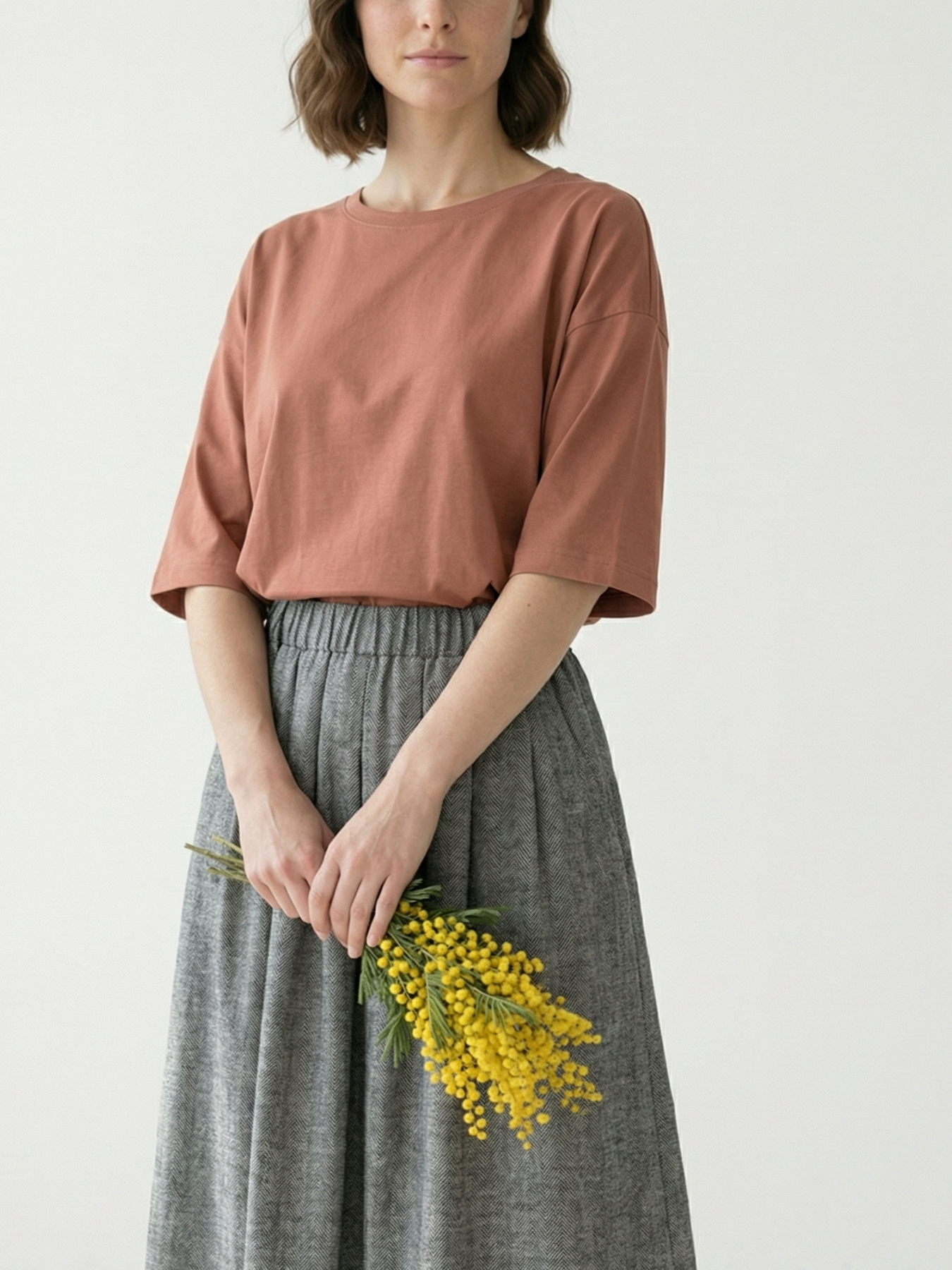 Luźna bluzka damska Basic Soft z bawełny z elastanem, o prostym fasonie i krótkim rękawie, dostępna w kolorach: biały, żółty, czarny, terracotta i miętowy.