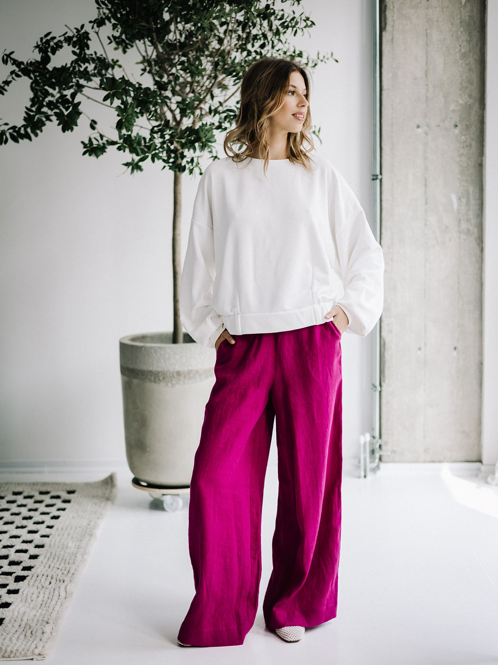 Lniane spodnie Natural Elegance w intensywnym różowym kolorze, szerokie nogawki i elastyczny pas Pracownia FIO