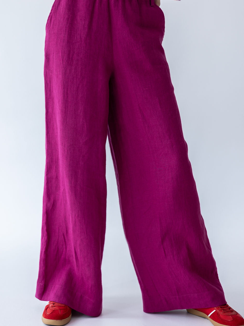Lniane spodnie Natural Elegance w intensywnym różowym kolorze, szerokie nogawki i elastyczny pas Pracownia FIO