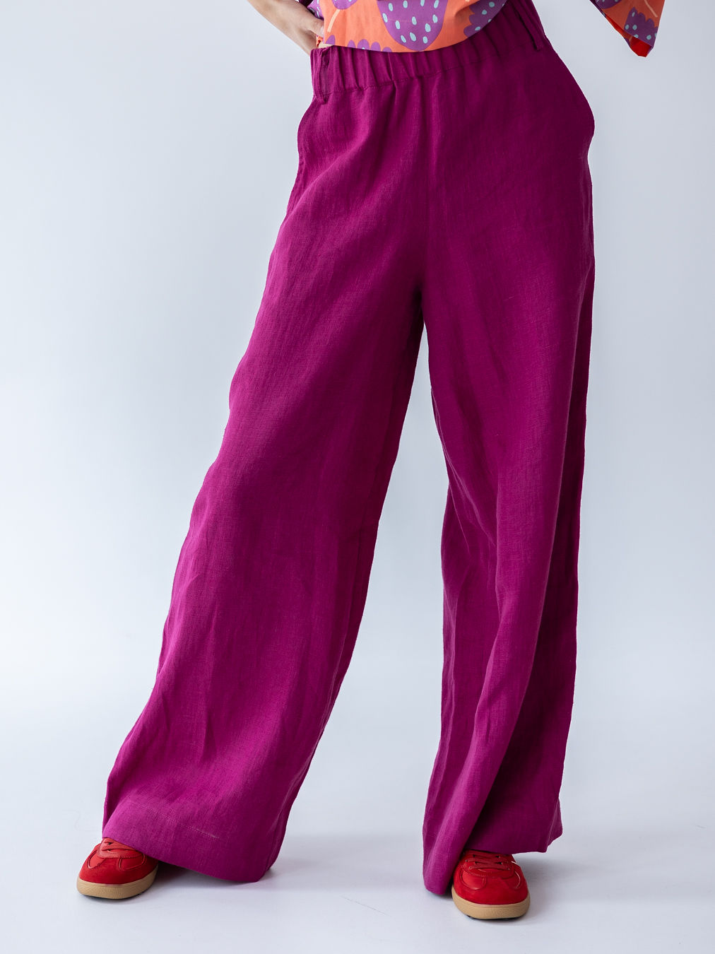 Lniane spodnie Natural Elegance w intensywnym różowym kolorze, szerokie nogawki i elastyczny pas Pracownia FIO