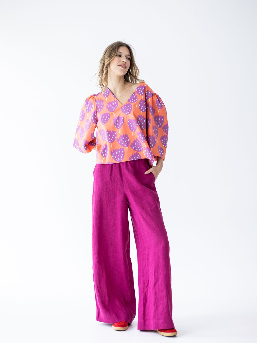 Lniane spodnie Natural Elegance w intensywnym różowym kolorze, szerokie nogawki i elastyczny pas Pracownia FIO