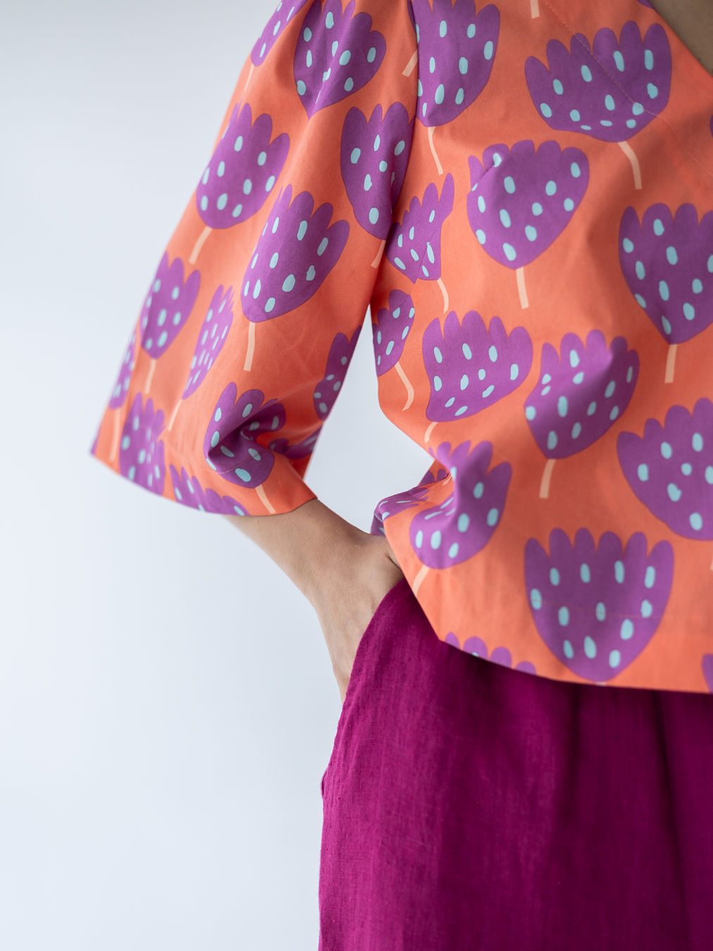 Lniane spodnie Natural Elegance w intensywnym różowym kolorze, szerokie nogawki i elastyczny pas Pracownia FIO