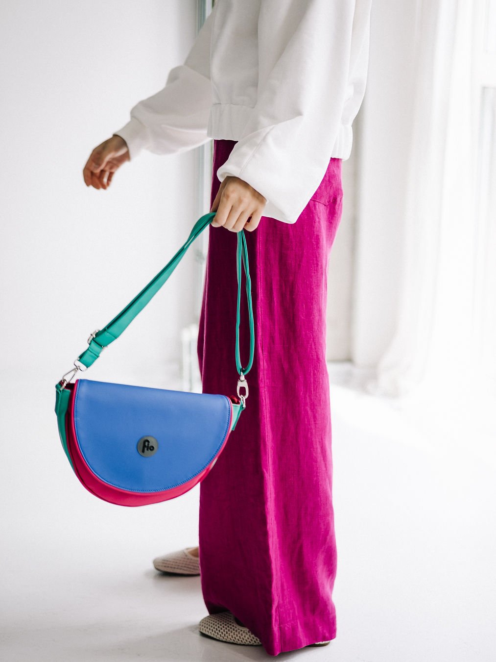 Lniane spodnie Natural Elegance w intensywnym różowym kolorze, szerokie nogawki i elastyczny pas Pracownia FIO