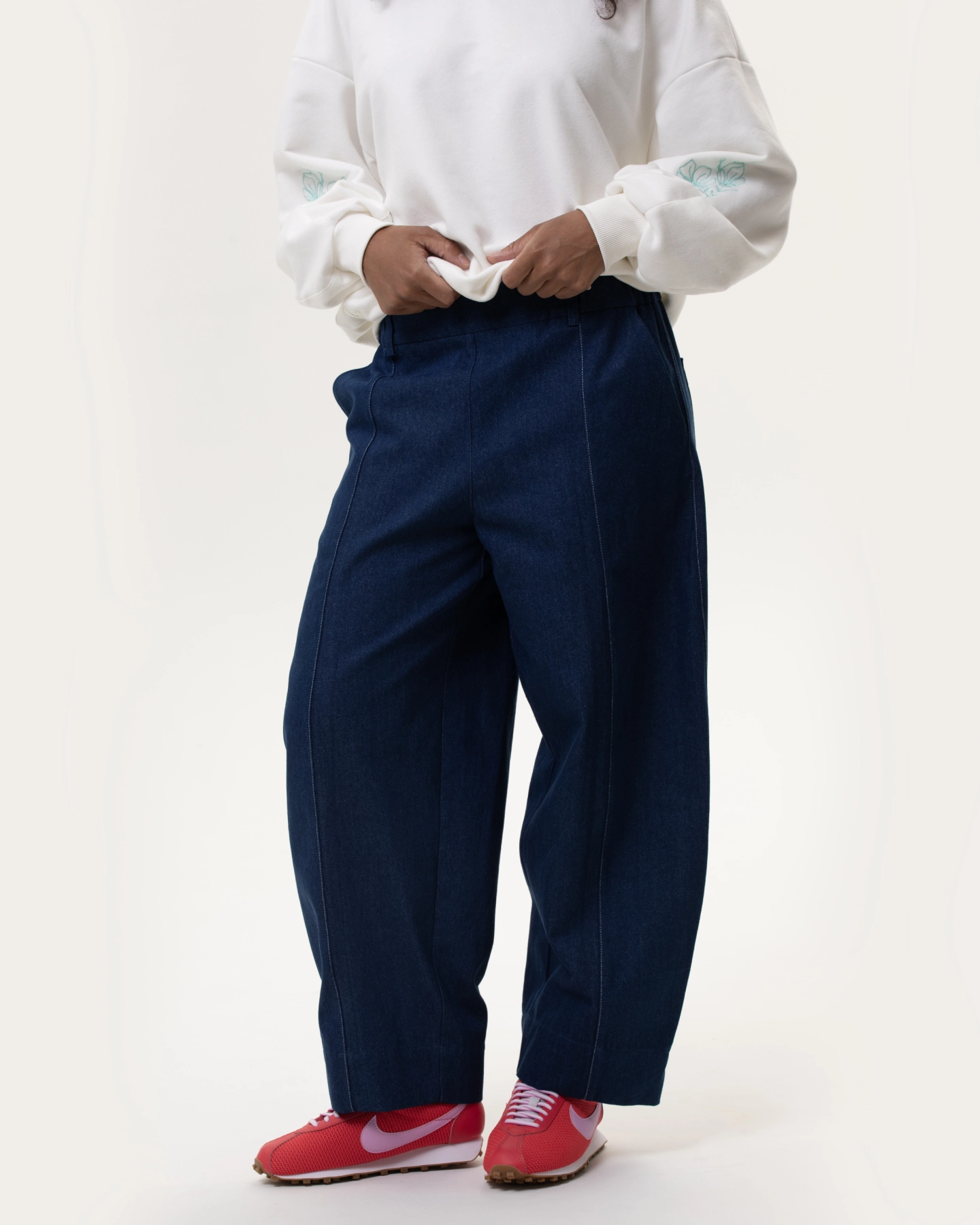Spodnie jeansowe balloon LÍVIA Denim z ciemnego denimu i zwężaną nogawką Pracownia FIO