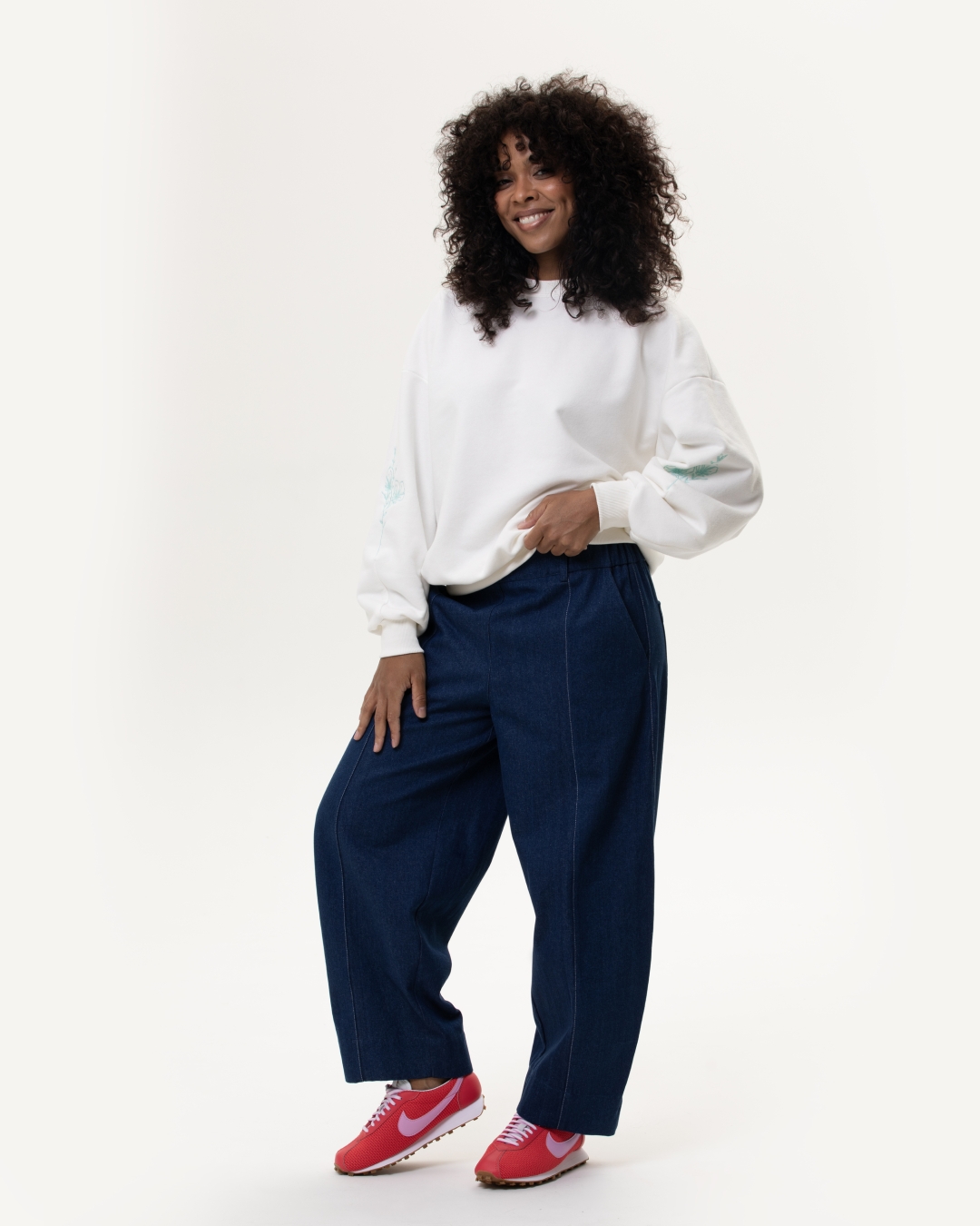 Śmietankowa bluza oversize z haftem na rękawie i bufiastymi rękawam