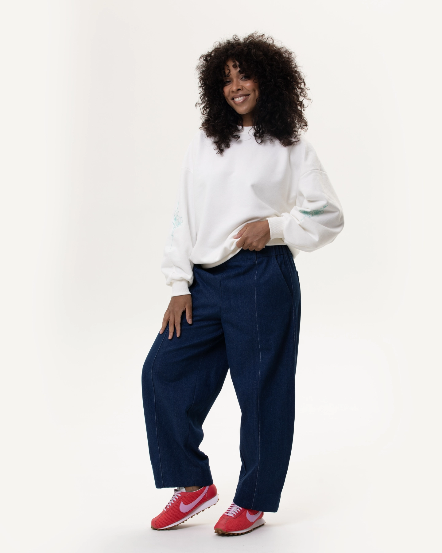 Śmietankowa bluza oversize z haftem na rękawie i bufiastymi rękawam
