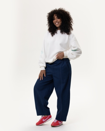 Śmietankowa bluza oversize z haftem na rękawie i bufiastymi rękawam