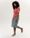 Modelka w lnianych bermudach FIO Mint z szeroką nogawką i elastycznym pasem