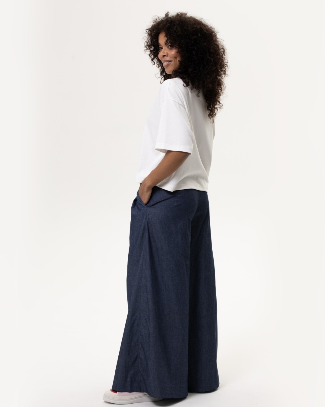 Modelka w szerokich granatowych spodniach MARINO DENIM z cienkiego jeansu 100% bawełna.