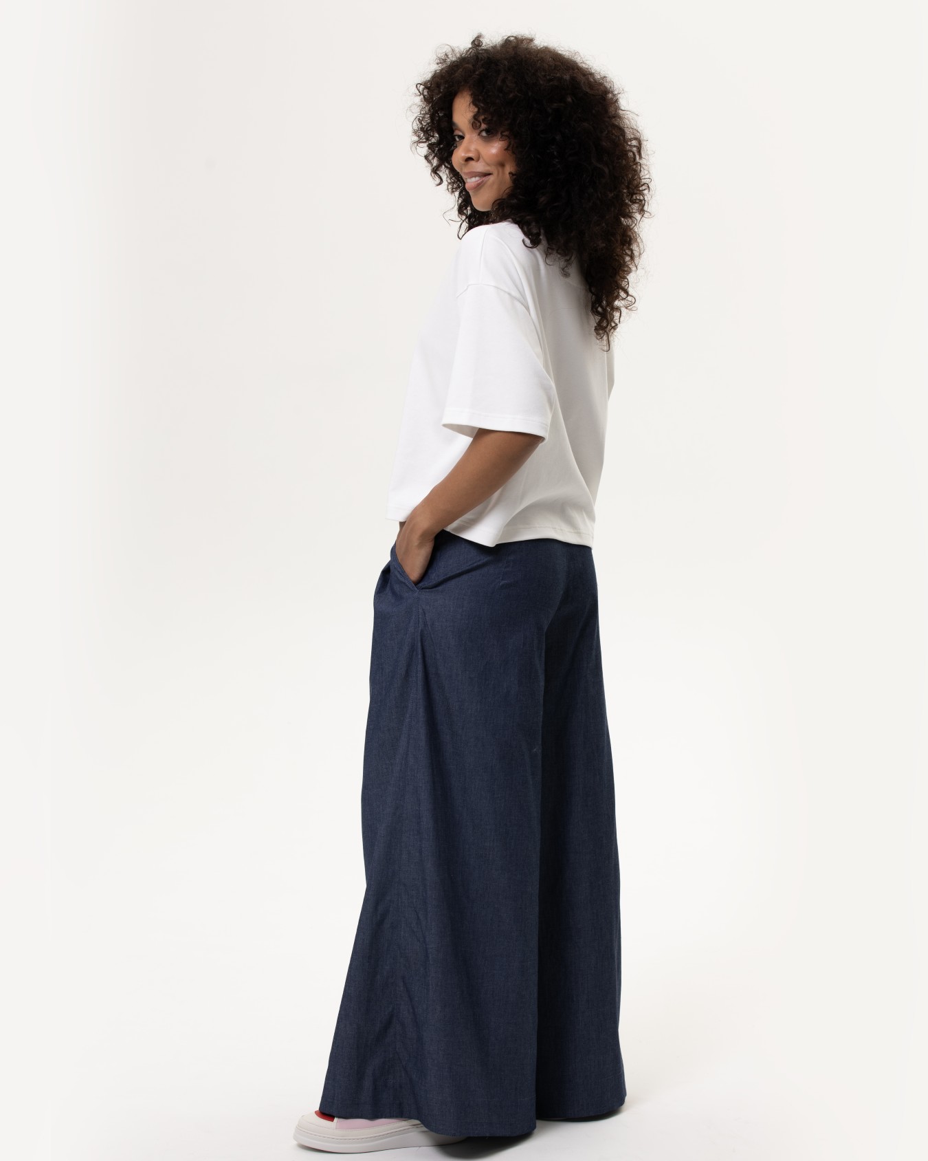 Modelka w szerokich granatowych spodniach MARINO DENIM z cienkiego jeansu 100% bawełna.