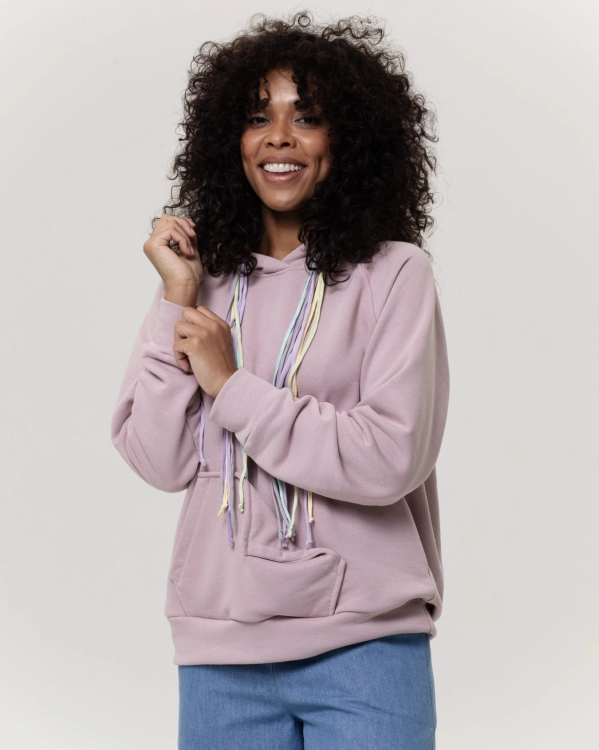 Oversize’owa bluza kangurka Nuvola w kolorze pudrowego różu z pastelowymi troczkami Pracownia FIO