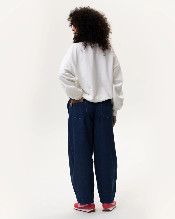 Śmietankowa bluza oversize z haftem na rękawie i bufiastymi rękawam