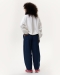 Śmietankowa bluza oversize z haftem na rękawie i bufiastymi rękawam