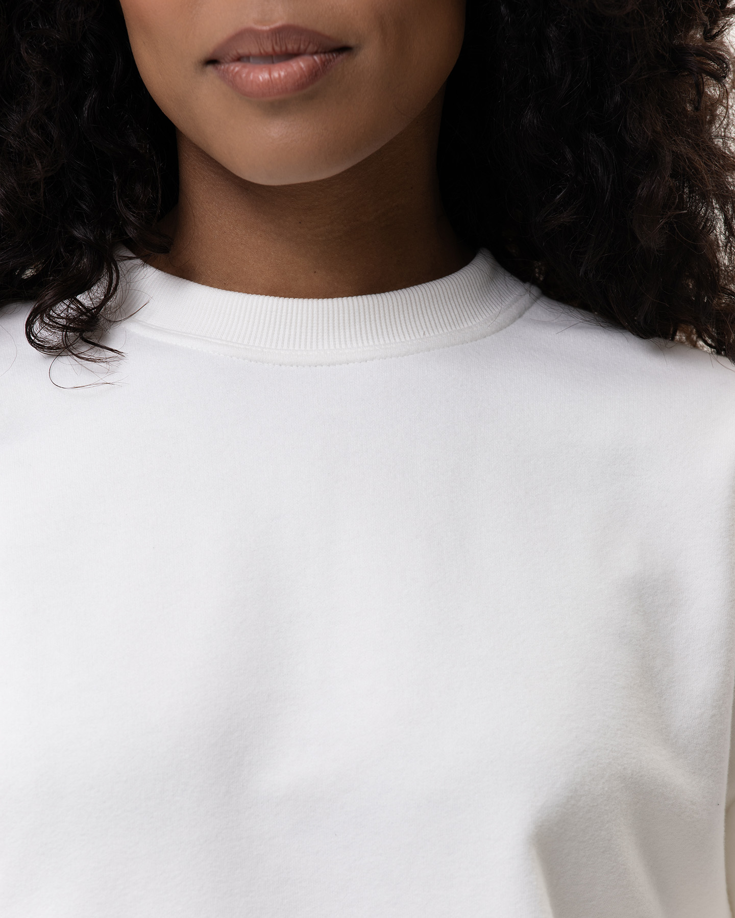 Śmietankowa bluza oversize z haftem na rękawie i bufiastymi rękawam