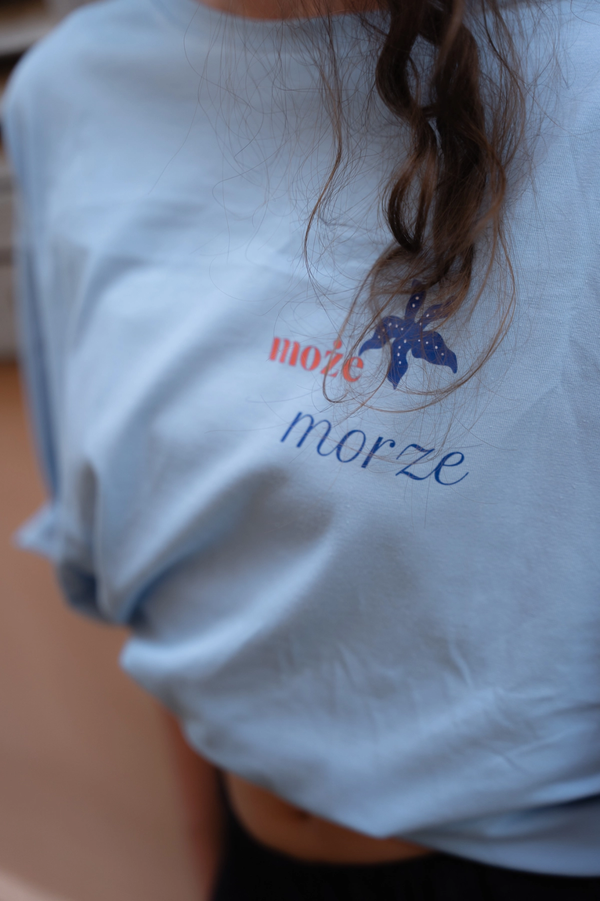DSC08627.jpgBLUZKA MOŻE MORZE jasnoniebieska z małym nadrukiem z przodu i morskim wzorem na plecac