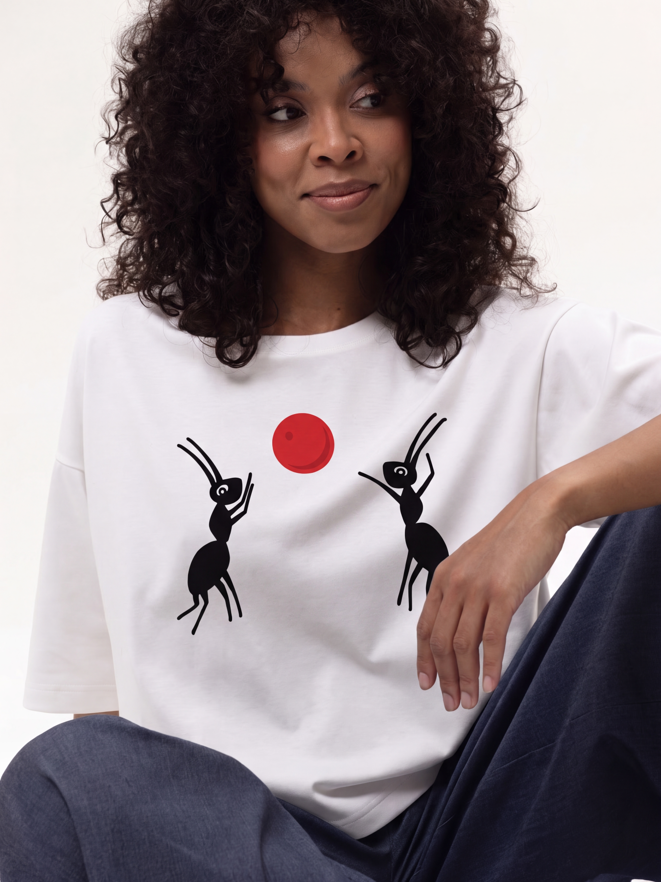 Biały T-SHIRT ANTS ze 100% bawełny z autorskim nadrukiem dwóch czarnych mrówek i czerwonej kropki na przodzie