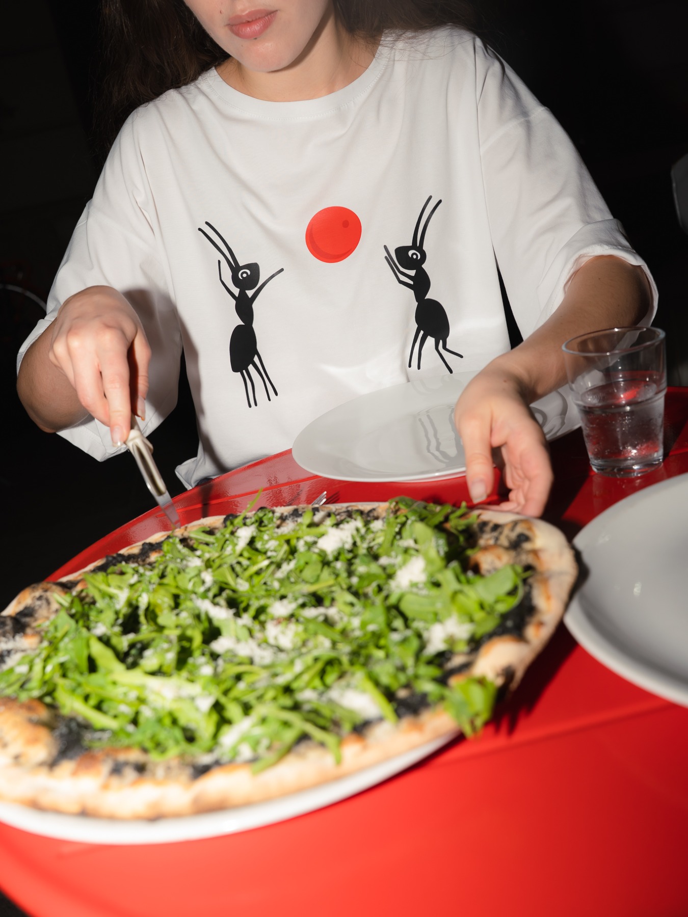 Biały T-SHIRT ANTS ze 100% bawełny z autorskim nadrukiem dwóch czarnych mrówek i czerwonej kropki na przodzie