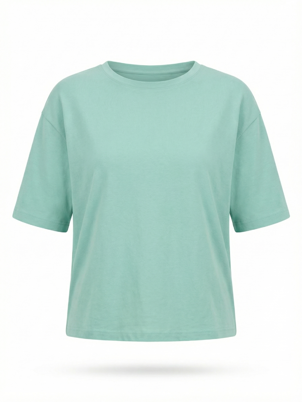 Modelka w miętowej BLUZCE MINT o swobodnym, lekko oversize’owym fasonie i krótkim rękawie.