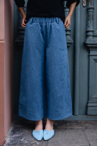 SPODNIE KULOTY JEANS z grubego jasnego denimu Pracownia FIO