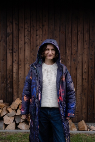 PŁASZCZ PELERYNA LONG BLUE zimowy z autorskim printem Sylwii Zarychty Pracownia FIO