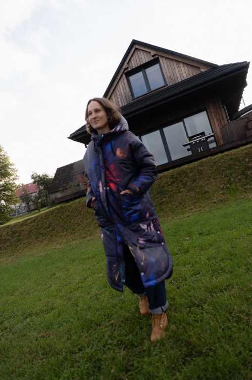 PŁASZCZ PELERYNA LONG BLUE zimowy z autorskim printem Sylwii Zarychty Pracownia FIO