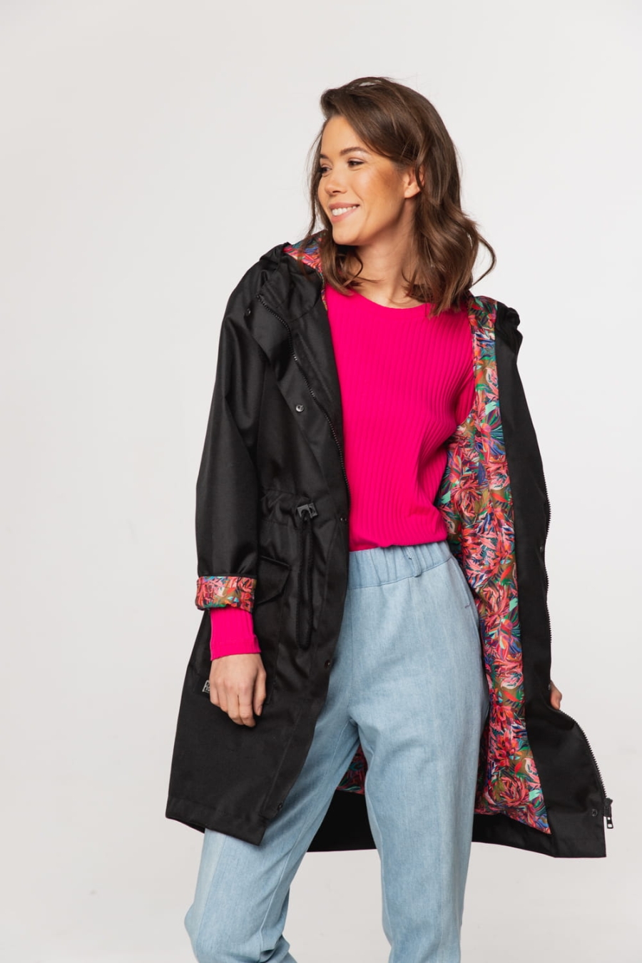 Mad Czarna- długa kurtka z kapturem czarna z kolorową podszewką