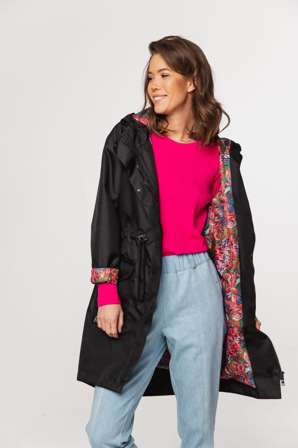 Mad Czarna- długa kurtka z kapturem czarna z kolorową podszewką