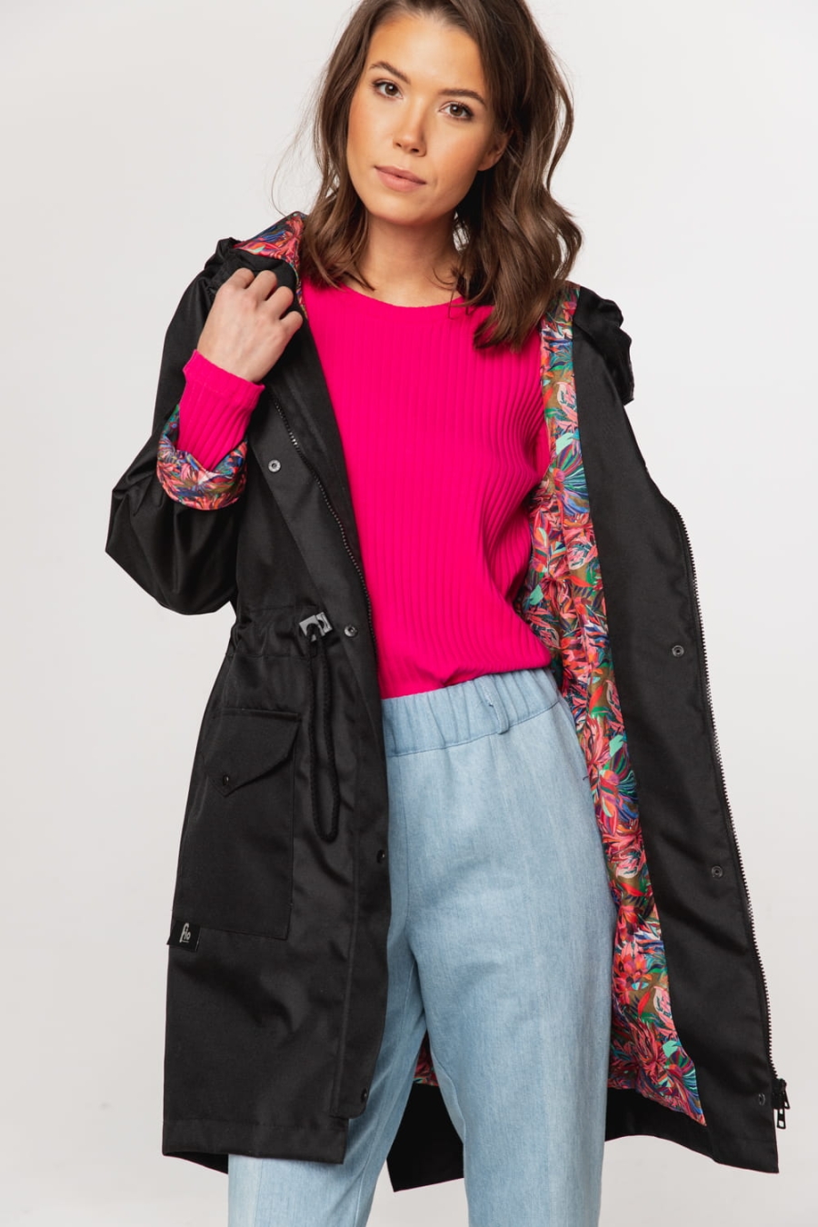 Mad Czarna- długa kurtka z kapturem czarna z kolorową podszewką