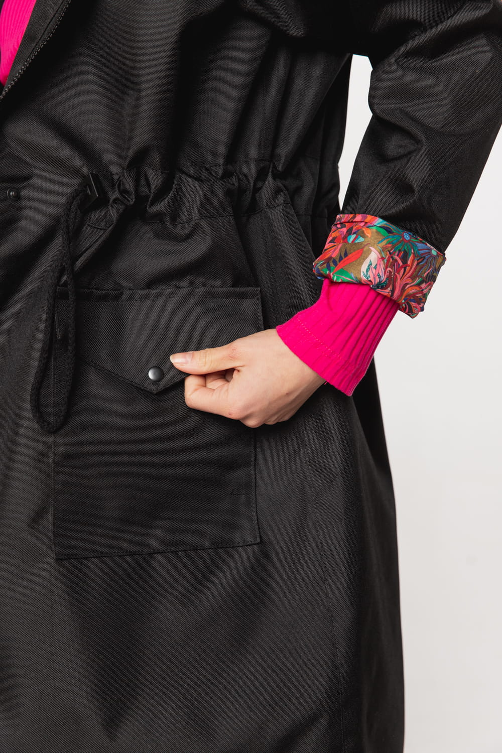 Mad Czarna- długa kurtka z kapturem czarna z kolorową podszewką