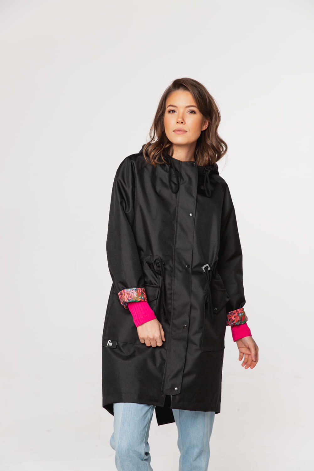 Mad Czarna- długa kurtka z kapturem czarna z kolorową podszewką