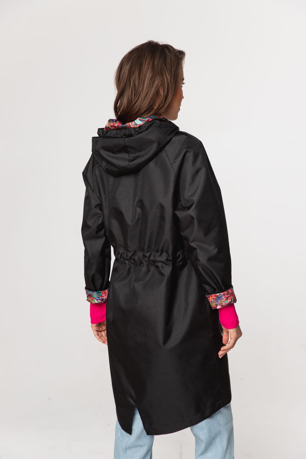 Mad Czarna- długa kurtka z kapturem czarna z kolorową podszewką