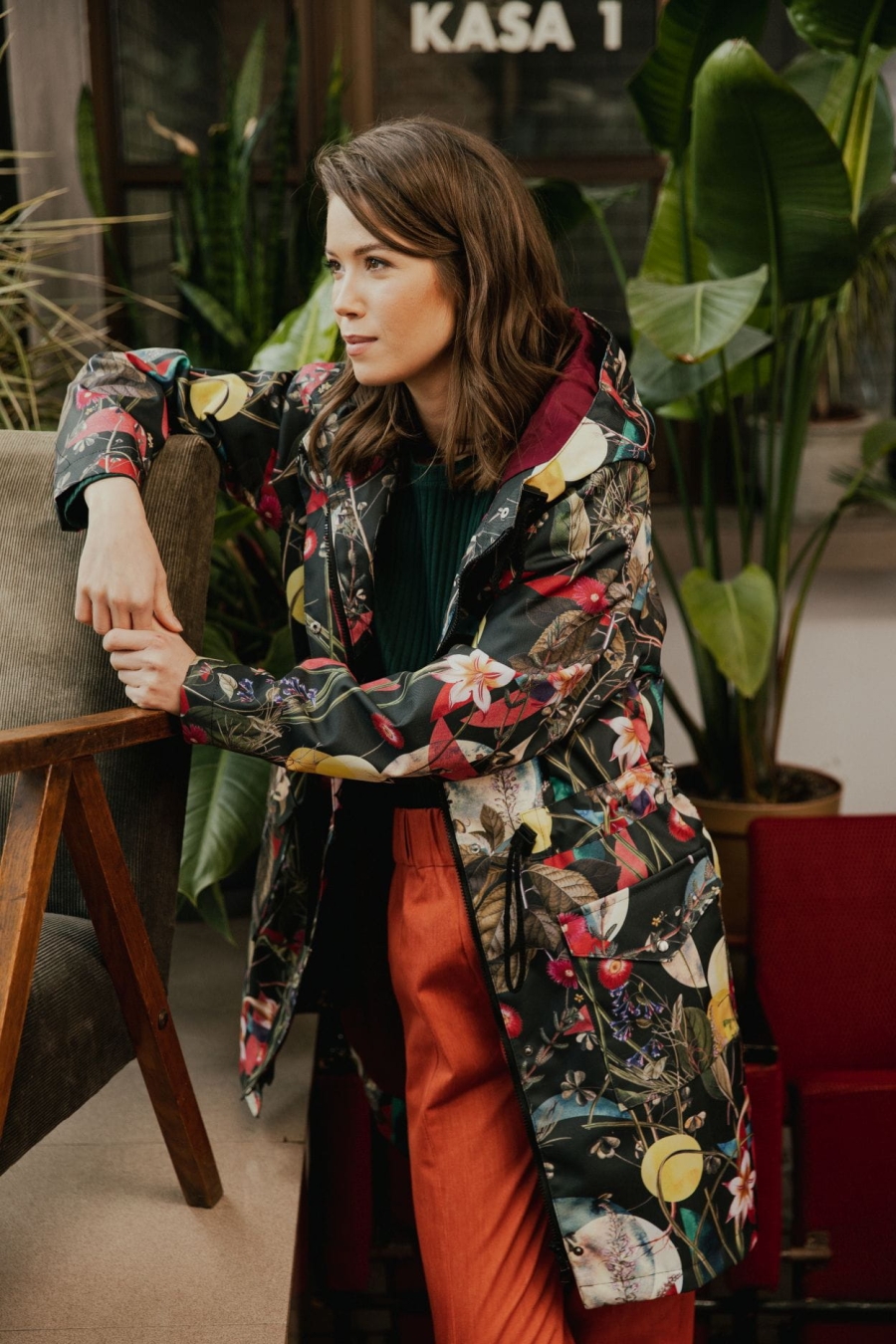 Zielnik Czarny- długa kurtka z kapturem czarna w kwiaty