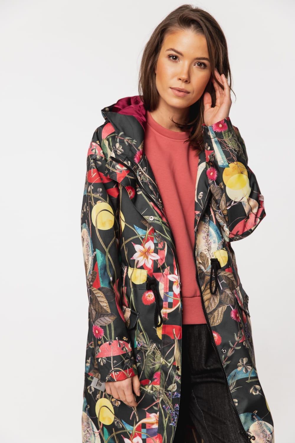 Zielnik Czarny- długa kurtka z kapturem czarna w kwiaty