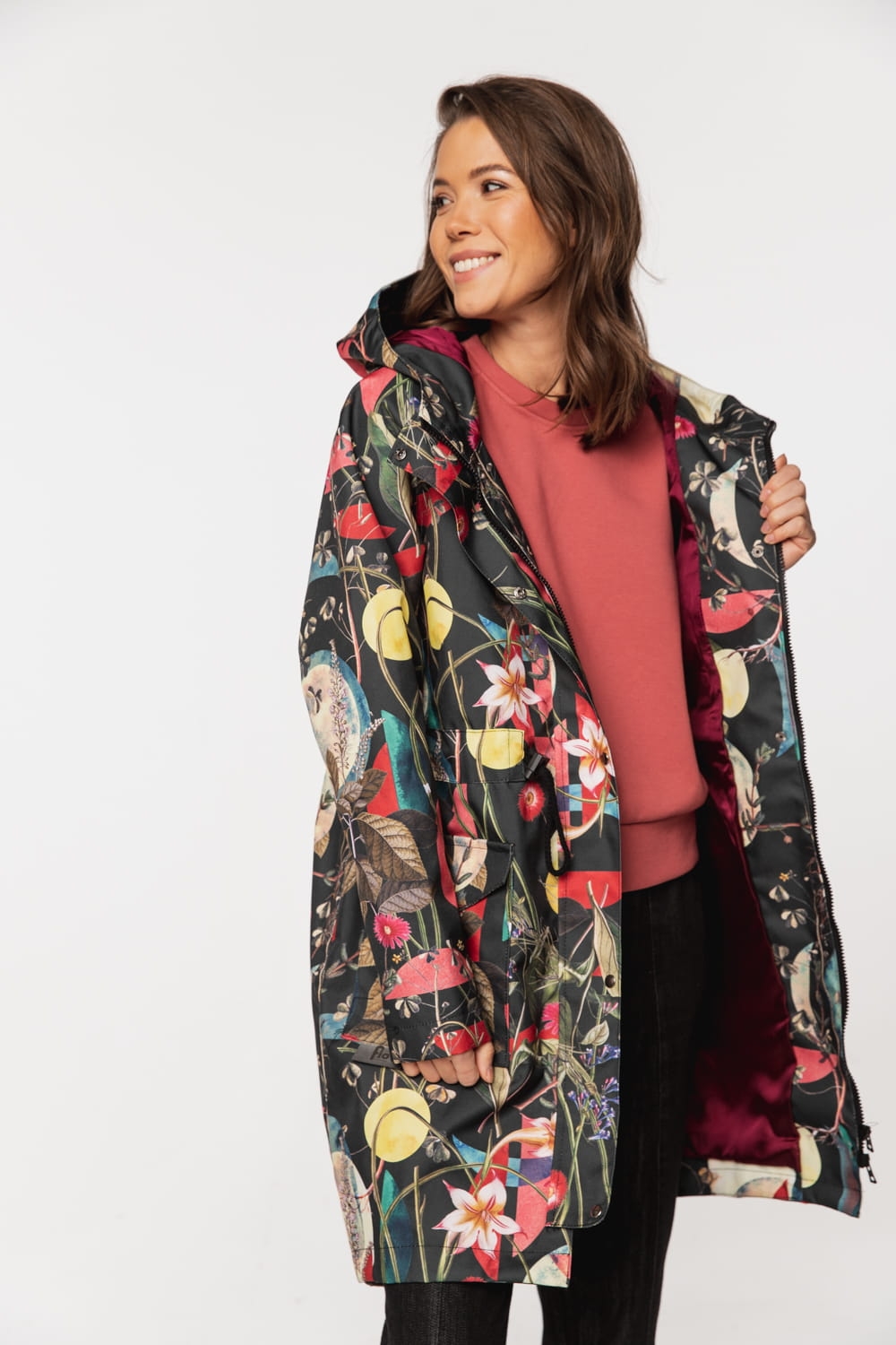 Zielnik Czarny- długa kurtka z kapturem czarna w kwiaty