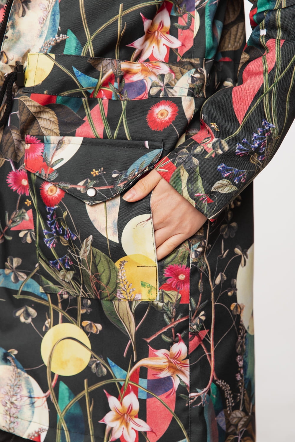 Zielnik Czarny- długa kurtka z kapturem czarna w kwiaty